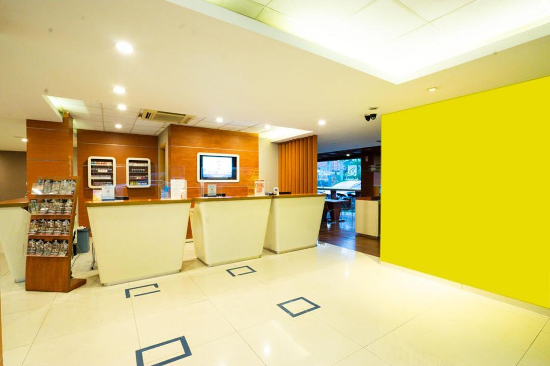 Life Hotel Stasiun Kota Surabaya Eksteriør billede