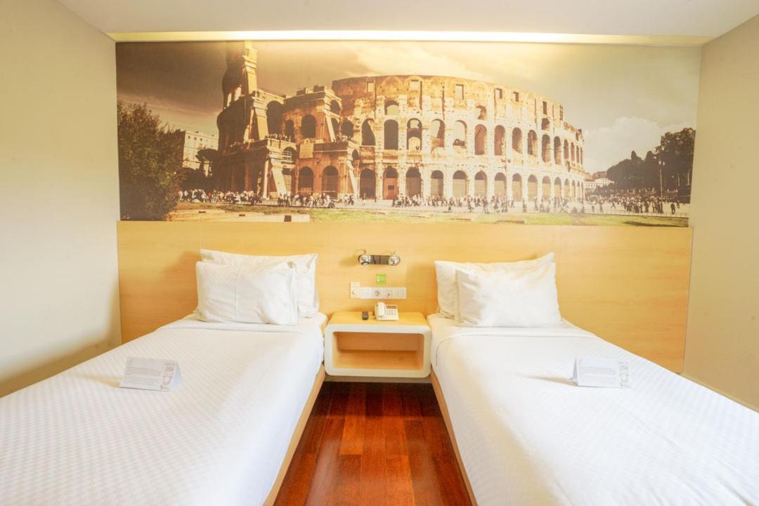 Life Hotel Stasiun Kota Surabaya Eksteriør billede