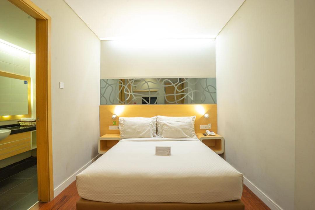 Life Hotel Stasiun Kota Surabaya Eksteriør billede