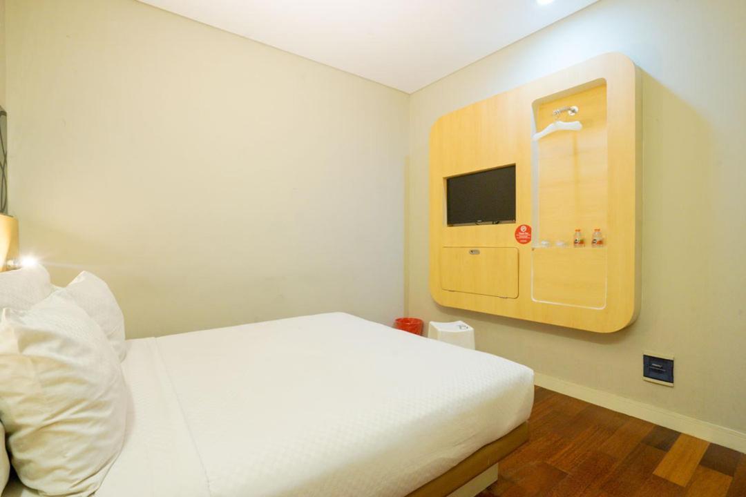 Life Hotel Stasiun Kota Surabaya Værelse billede