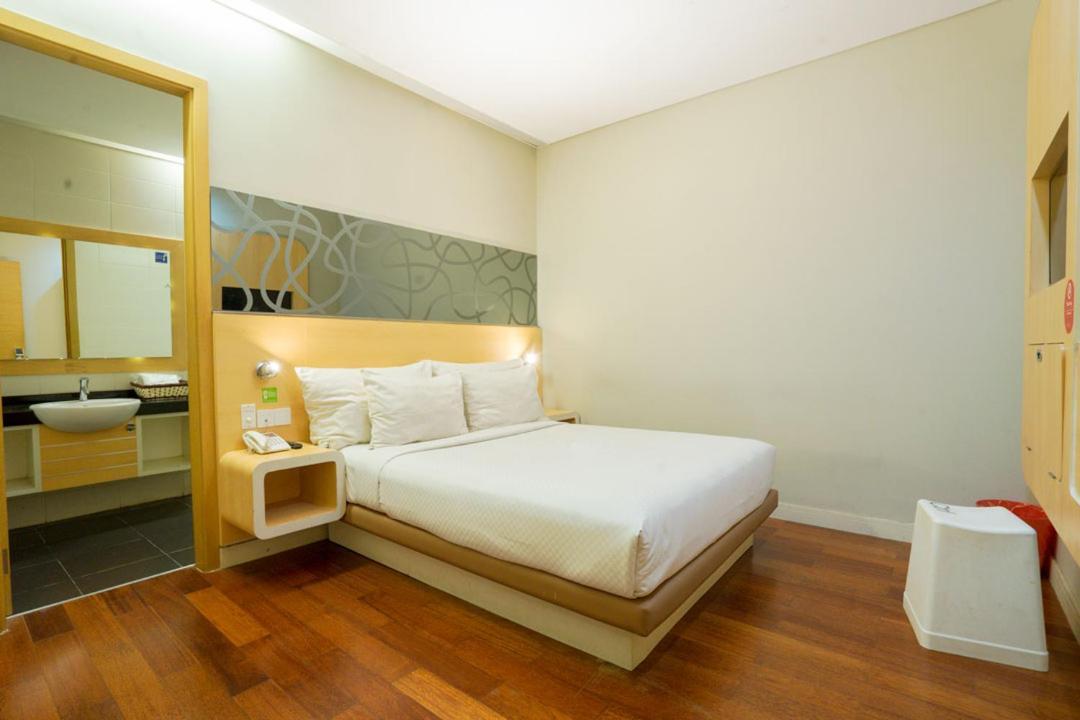 Life Hotel Stasiun Kota Surabaya Værelse billede