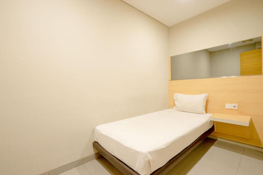 Life Hotel Stasiun Kota Surabaya Værelse billede
