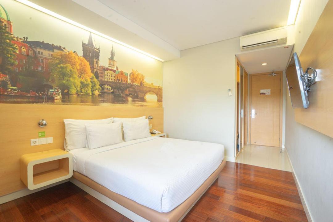 Life Hotel Stasiun Kota Surabaya Værelse billede