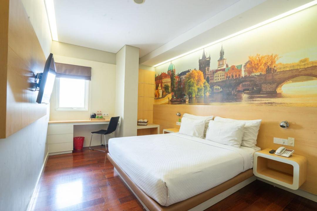 Life Hotel Stasiun Kota Surabaya Værelse billede