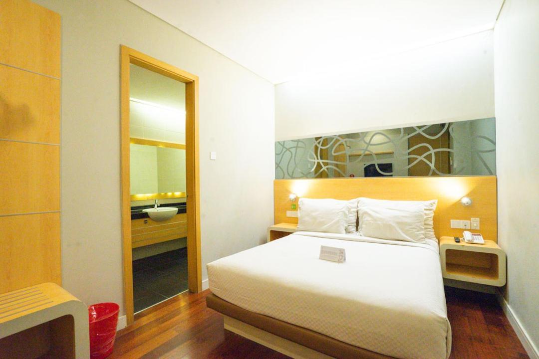 Life Hotel Stasiun Kota Surabaya Værelse billede