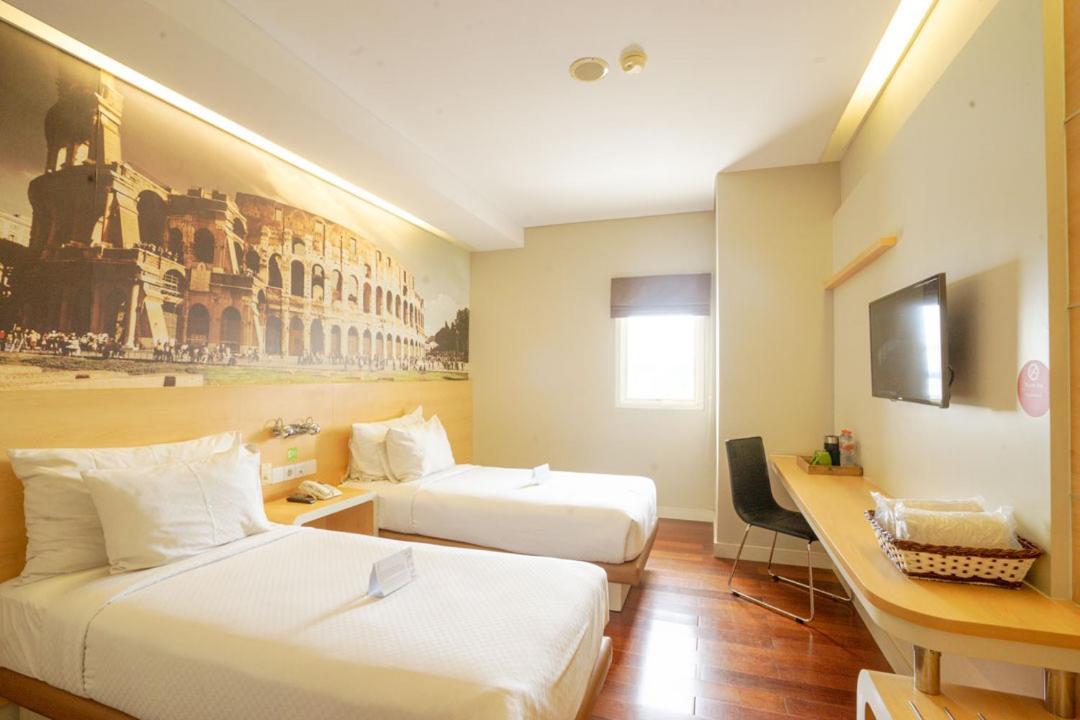 Life Hotel Stasiun Kota Surabaya Værelse billede
