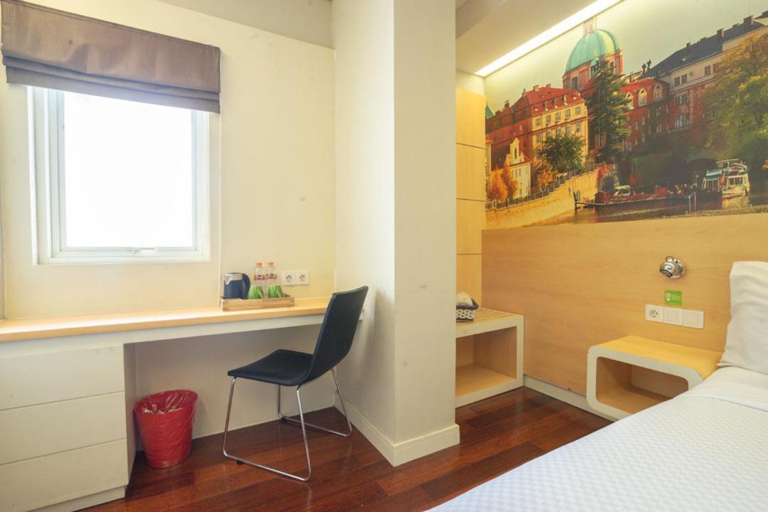 Life Hotel Stasiun Kota Surabaya Værelse billede